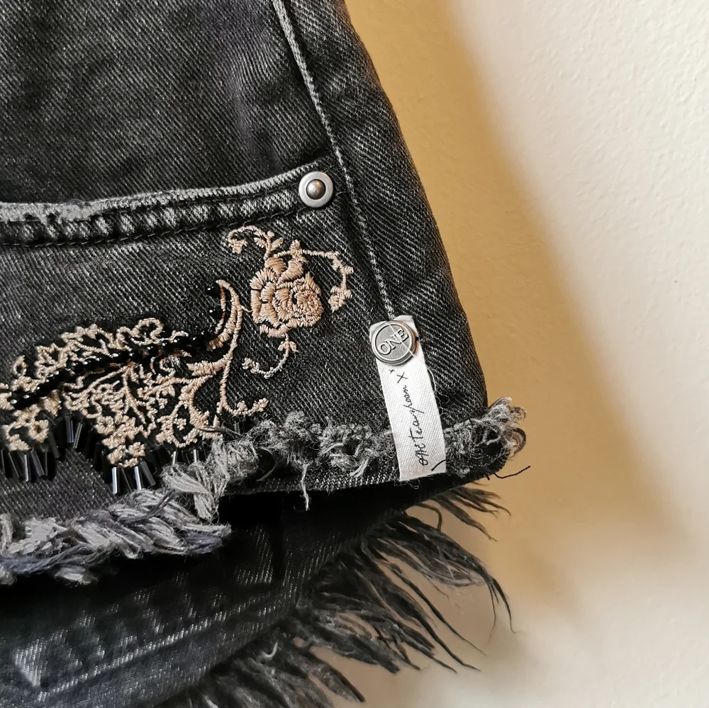 One Teaspoon Black Washed Denim Frayed Hem Embroidered Beaded Jean Shorts Boho - Picture 6 of 10